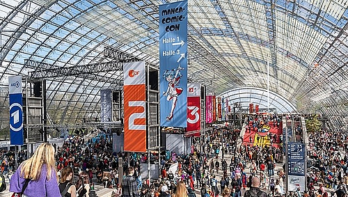 Buchmessehalle voller Menschen 