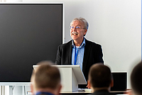 Prof. Klaus Vollert, Tagungsleiter, Hochschule Mittweida Männliche Person am Rednerpult