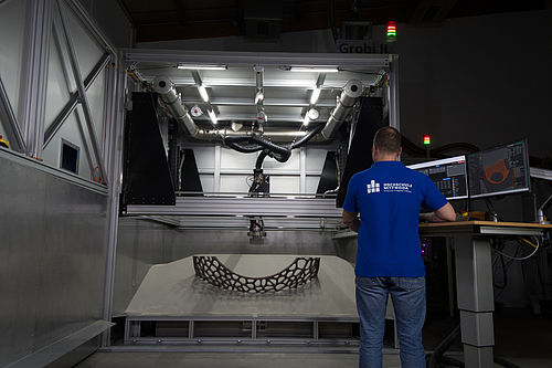 Ein Mann arbeitet im Labor 