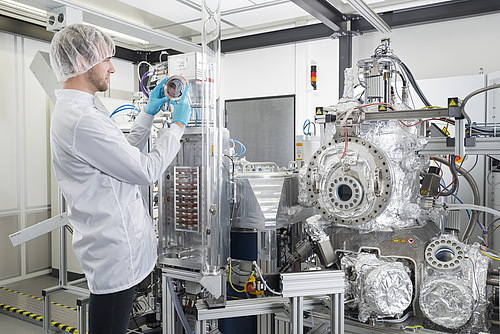 Wissenschaftlicher Mitarbeiter Johannes Maus an der neuesten, industrietauglichen Beschichtungsanlage des Laserinstitut Hochschule Mittweida.