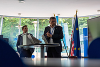 René In der Stroth und Prof. Detlev Müller (v.l.), IMM electronics GmbH Zwei männliche Personen am Rednerpult