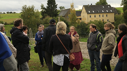 Hofführung auf dem Luisenhof mit Silke Vondermühl- Witte (Bildmitte)