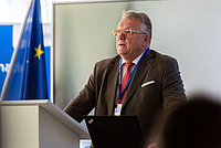 Prof. Joahnnes Stelling, Dekan der Fakultät Wirtschaftsingenieurwesen an der Hochschule Mittweida Männliche Person am Rednerpult