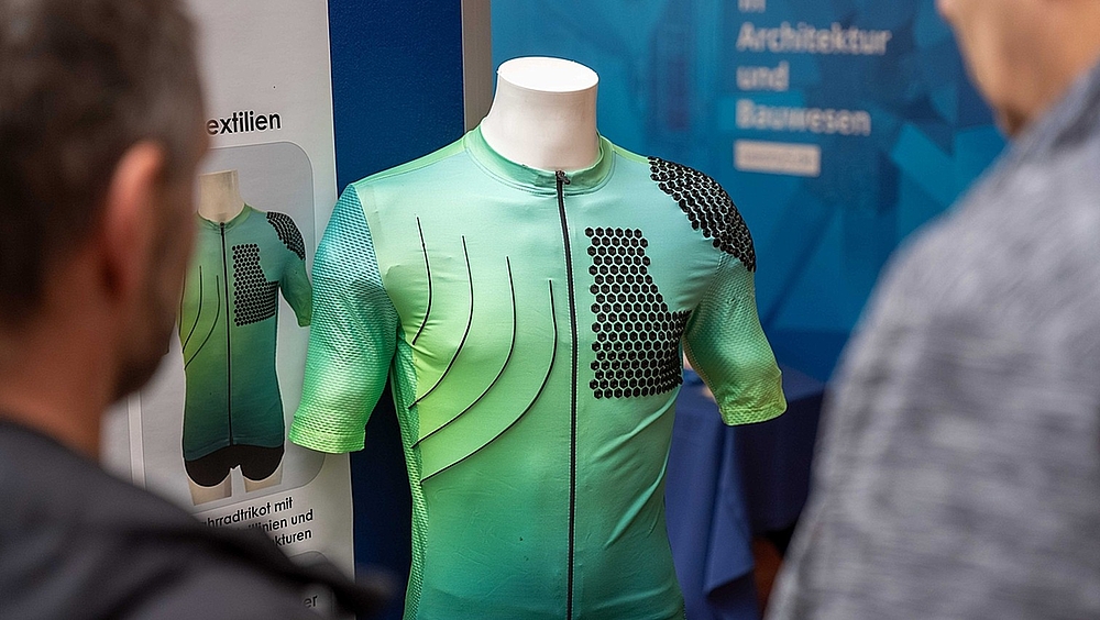 Gezeigt: 3D-Druck auf Schutzkleidung, ein Forschungsthema an der Fakultät INW T-Shirt mit 3D-Druck