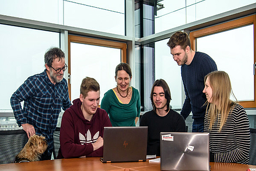 MaLeKITA (v.l.n.r.): Emmy (Maskottchen der NFG), Prof. Thomas Villmann, Mirko Weber, Dr. Marika Kaden, Daniel Staps, Mateusz Kudła , Katrin Bohnsack