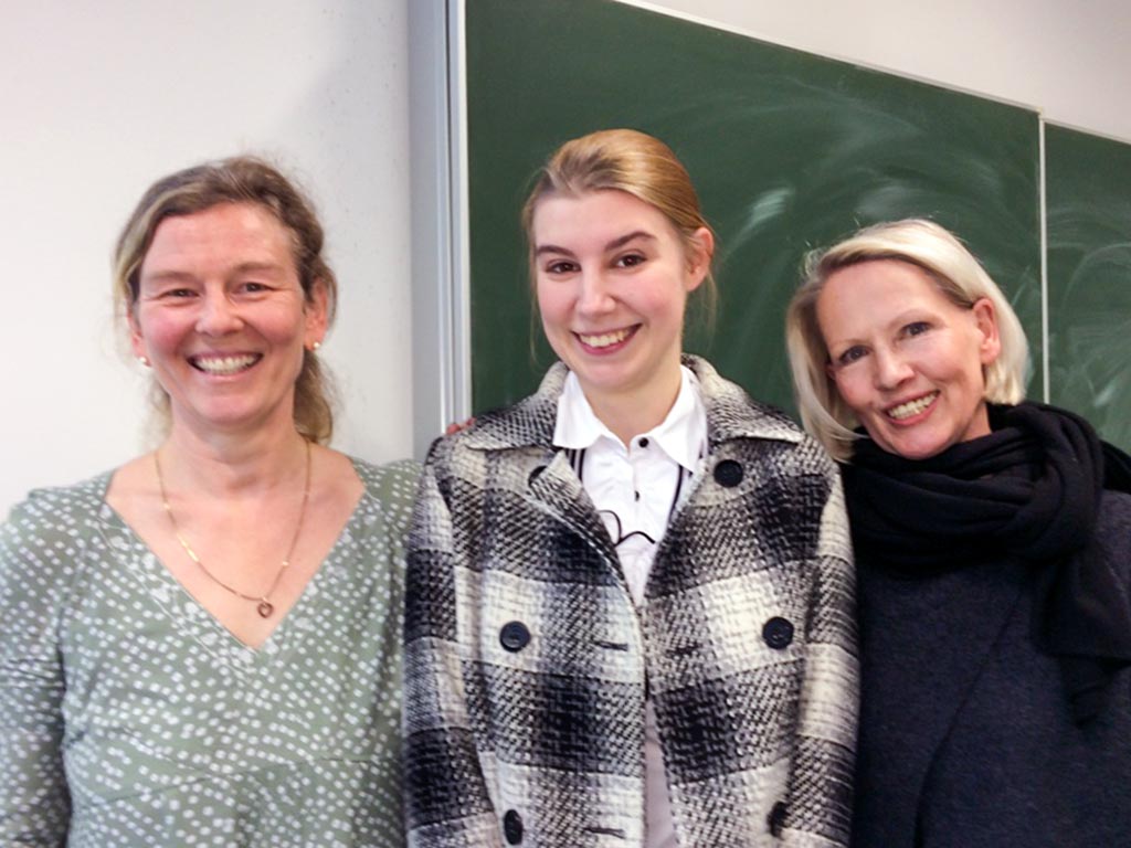 Rebecca Prause bei der Verteidigung ihrer Bachelorarbeit in Anwesenheit der Züchterinnen Nina Borzner aus Hessen (links) und Mechthild Jennissen-Tibbe aus Sachsen (rechts). (Foto: Röbbe Wünschiers)
