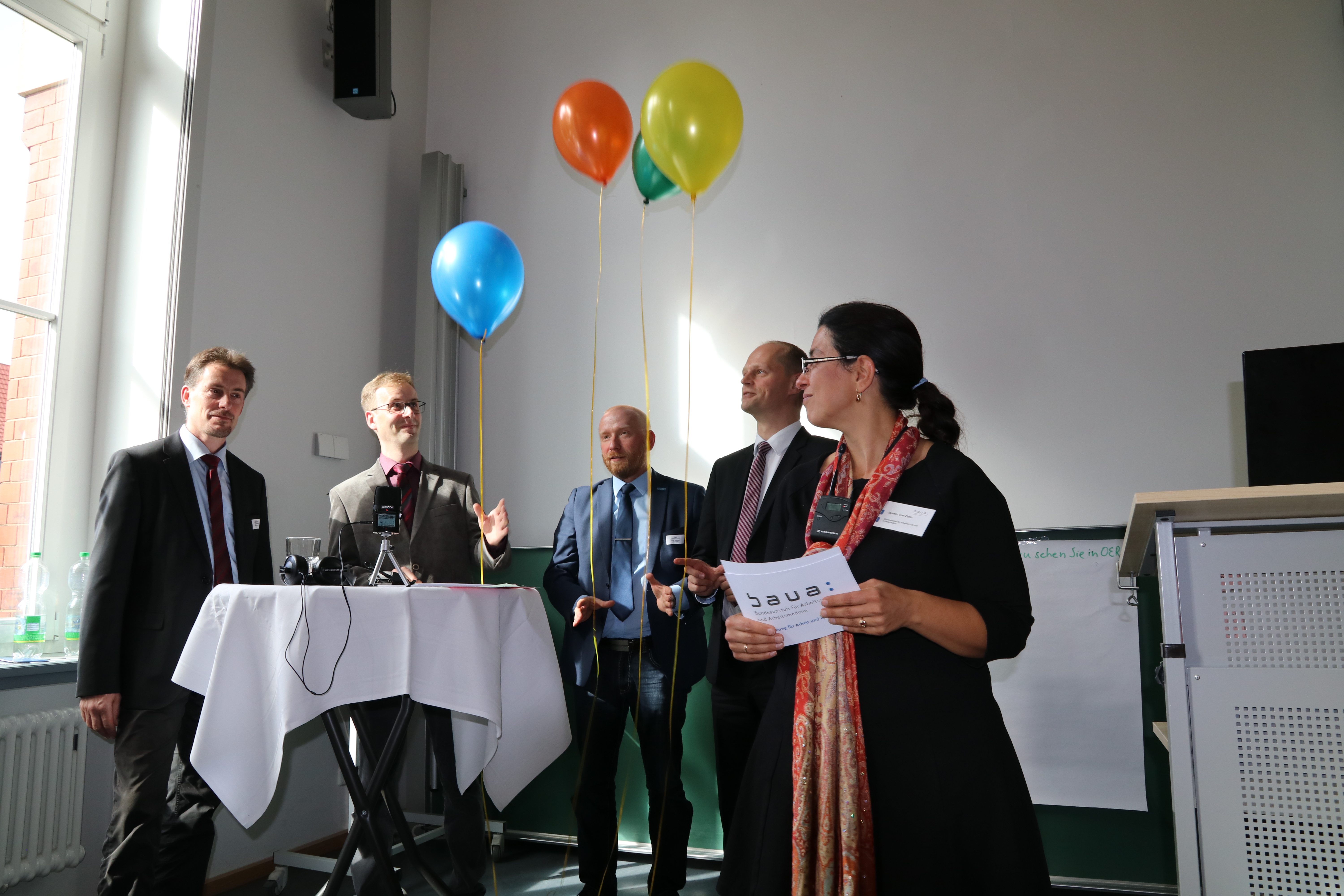 Podiumsdiskussion mit dem symbolischen freigeben und verbreiten von Bildungskonzepten in Form von Ballons 