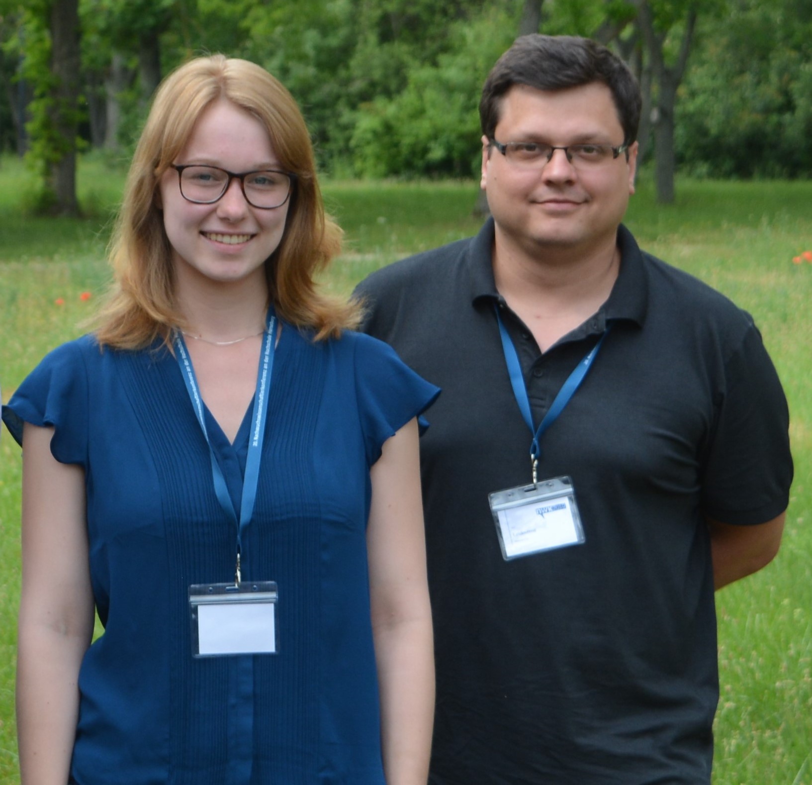 Lisa C. Prudnikow und Robert Leidenfrost untersuchen die Speisekarte von Hummeln