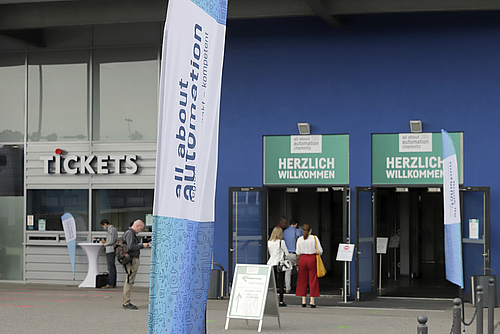 Ticketschalter auf der Messe Chemnitz, daneben der  Eingang mit Herzlich willkommen, Personen, die durch den Eingang gehen.