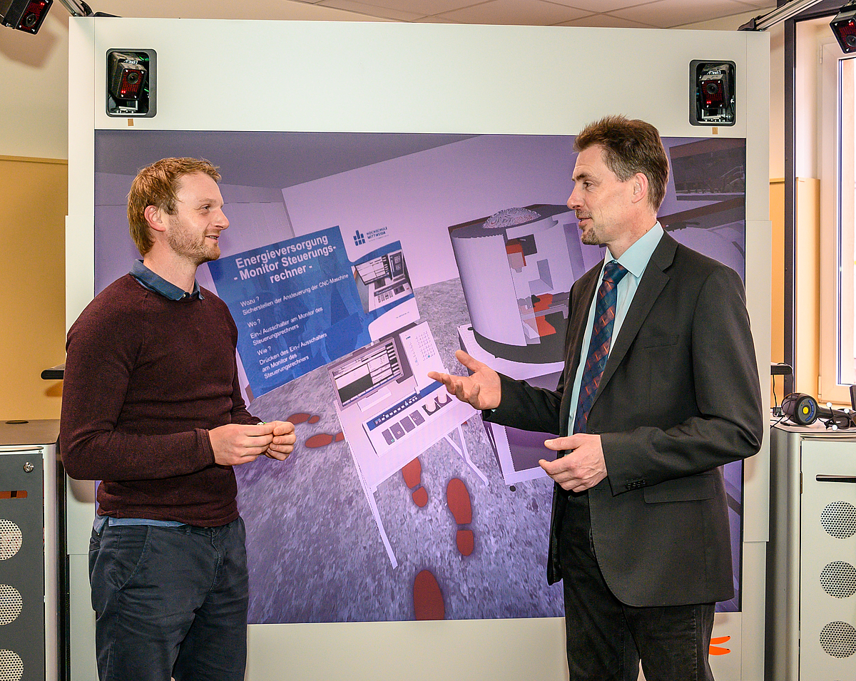 Robert Eckardt und Prof. Leif Goldhahn stehen vor einer VR-Wand
