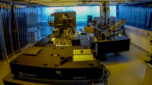 Blick in ein abgedunkeltes Labor mit Laseranlagen