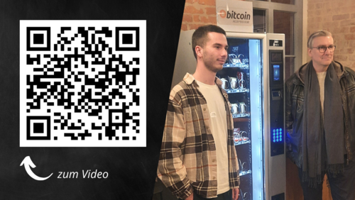 zwei männliche Personen stehen vor einem Snack-Automat; QR-Code zu einem Video