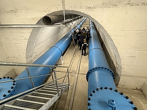 Blick in Tunnel mit Rohrleitungen